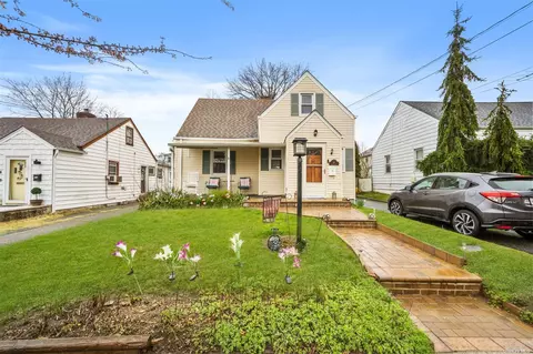 20 Allen St, New Hyde Park, NY 11040