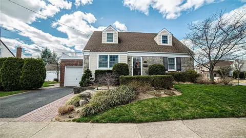 489 Argyle Rd, Mineola, NY 11501