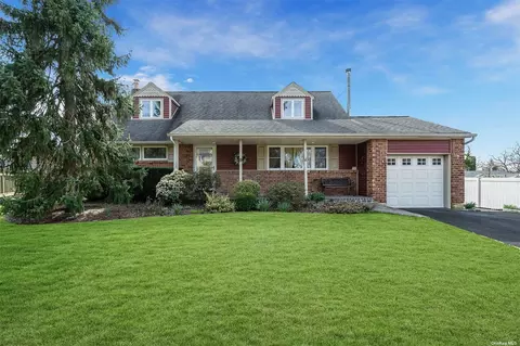 9 Warrenton Ct, Huntington, NY 11743