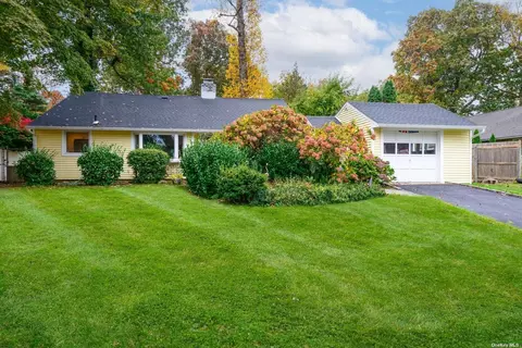 7 Hemlock Ln, Glen Cove, NY 11542