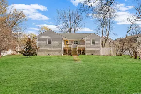 29 Furman Ln, Patchogue, NY 11772