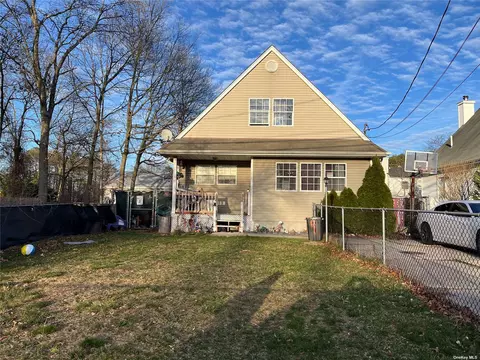 9 Essex Cir, Shirley, NY 11967