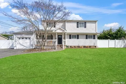 15 Lodi St, Islip Terrace, NY 11752