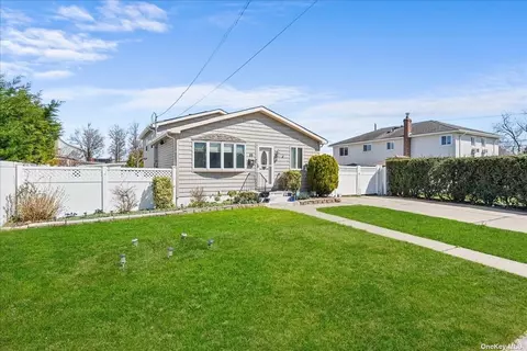 89 Venetian Promenade, Lindenhurst, NY 11757
