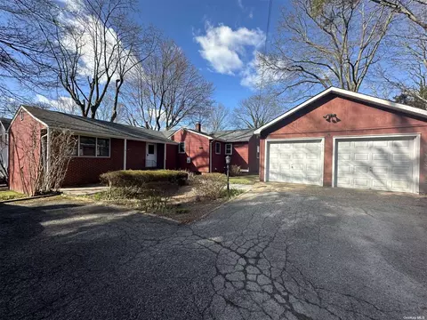 14 Maple St, Glen Head, NY 11545