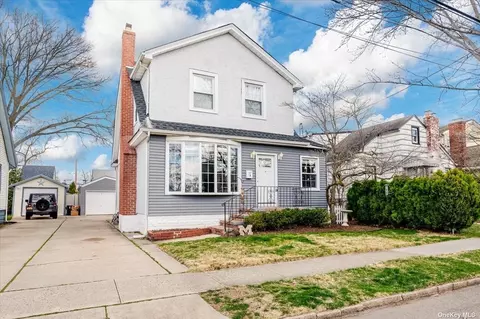 12 Ruth Pl, Lynbrook, NY 11563
