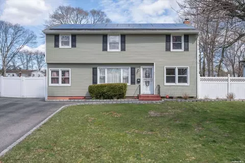 31 Bruce Ln, Brentwood, NY 11717