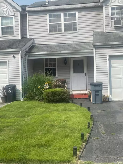 6 Beech St, Central Islip, NY 11722