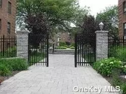 1 Jefferson Ave #D4, Rockville Centre, NY 11570