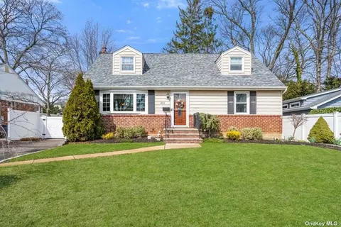 1933 Gormley Ave, Merrick, NY 11566