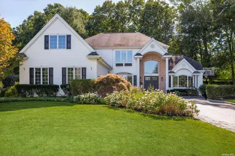 14 Hunting Holw, Dix Hills, NY 11746