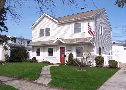 3059 N Jerusalem Rd, Levittown, NY 11756