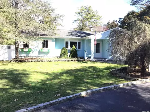 46 Winnie Rd, Center Moriches, NY 11934
