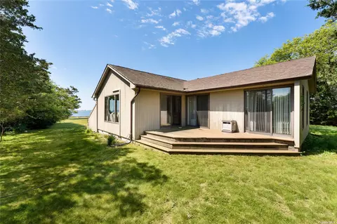 18 Last Ln, Hampton Bays, NY 11946