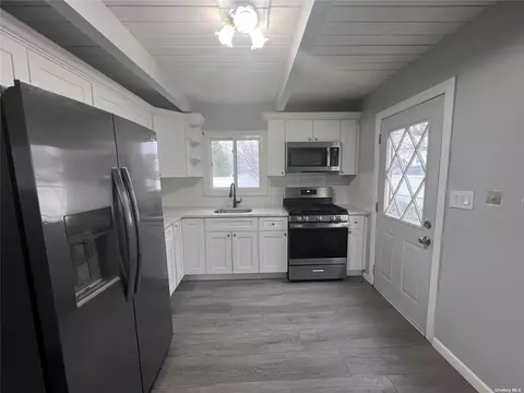 104 Applegate Dr, Central Islip, NY 11722
