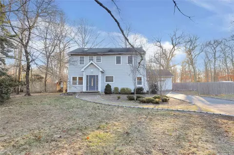 70 Oakwood Dr, Manorville, NY 11949