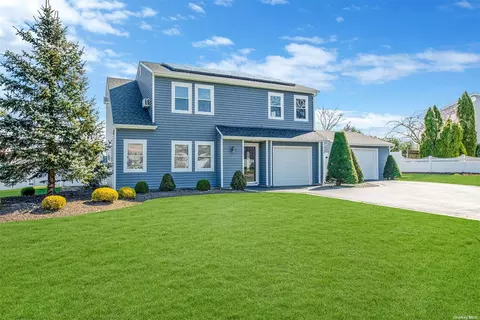 17 Burwood Ln, Coram, NY 11727