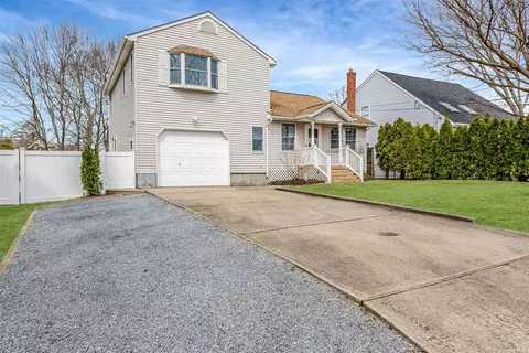 29 Sayville Rd, Sound Beach, NY 11789