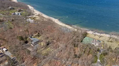 31 Oakwood Dr, Lloyd Harbor, NY 11743