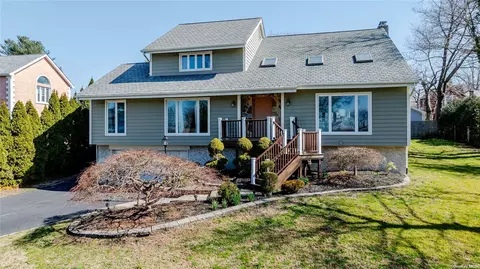 10 Harbor Crest Ct, Huntington, NY 11743