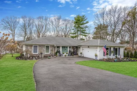 14 Devon Ave, Farmingville, NY 11738