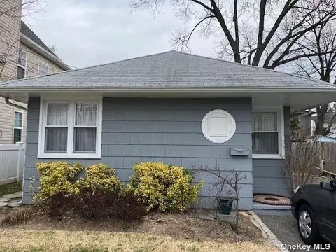 20 Dunwood Rd, Port Washington, NY 11050