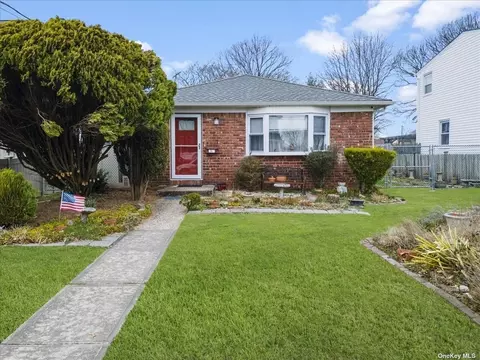 91 Spruce Ave, Bethpage, NY 11714