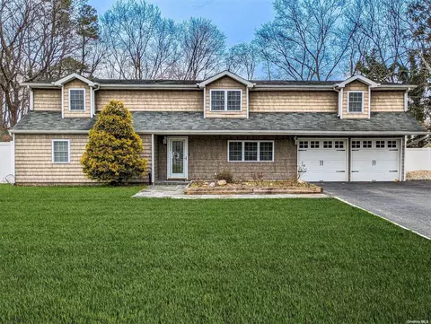5 Arden Ct, Farmingville, NY 11738