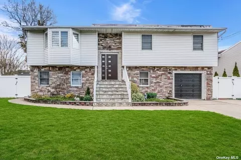240 N Broome Ave, Lindenhurst, NY 11757