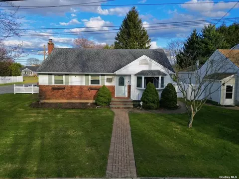 65 Quincy Pl, West Islip, NY 11795