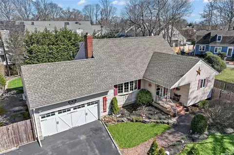 25 Mc Cue Ln, Babylon, NY 11702