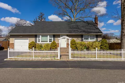 19 Yale St, Islip, NY 11751