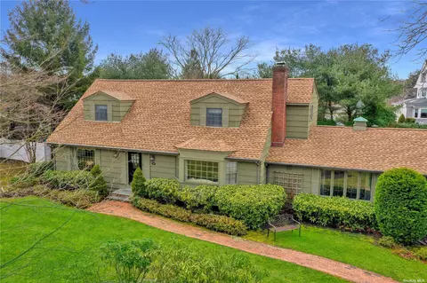 211 Plymouth Ct, Brightwaters, NY 11718