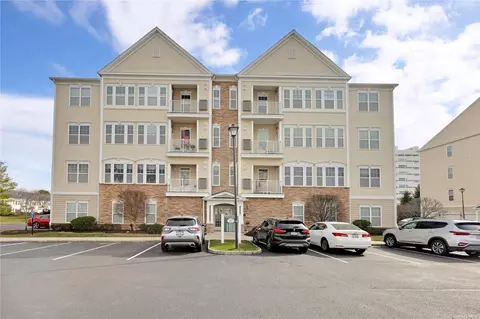 432 Saxton Ct #432, Central Islip, NY 11722