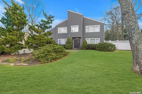 16 Middle Rd, Blue Point, NY 11715