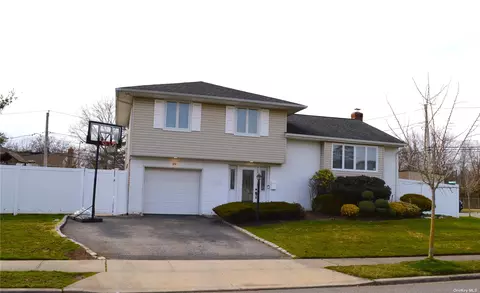 39 Gainsville Dr, Plainview, NY 11803
