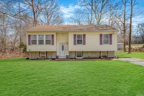 23 W Yaphank Rd, Medford, NY 11763