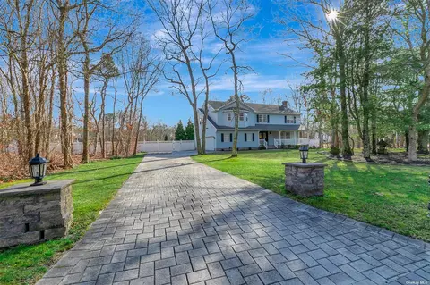 3 Cotton Tail Ct, Shirley, NY 11967