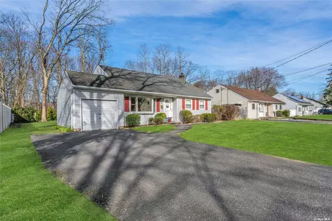 20 9th Ave, Kings Park, NY 11754