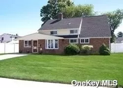 174 Scooter Ln, Hicksville, NY 11801