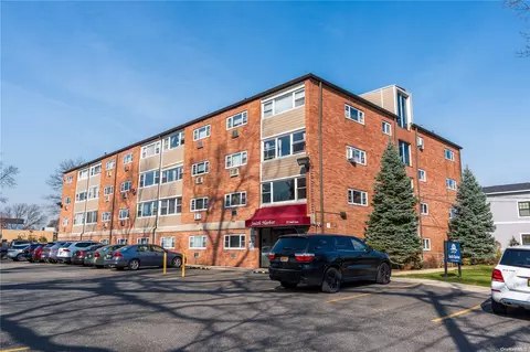 222 Smith St #2D, Freeport, NY 11520