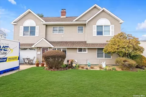 20 Martin Ln, Westbury, NY 11590