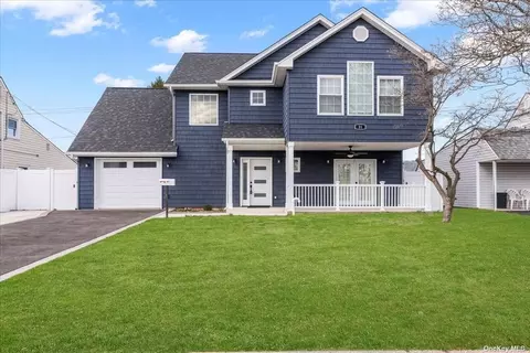 31 Collector Ln, Levittown, NY 11756