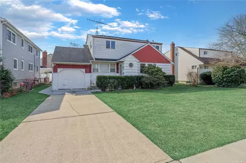 23 Lincoln Rd N, Plainview, NY 11803
