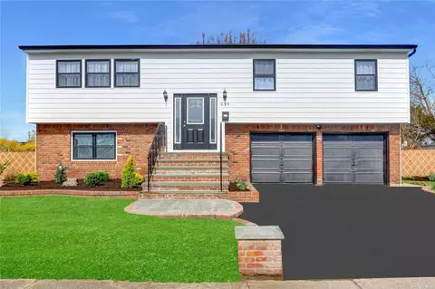 690 N Jefferson Ave, Lindenhurst, NY 11757