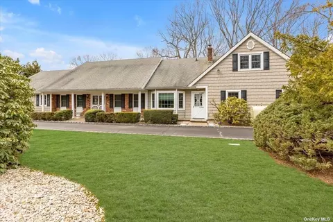 16 Breezy Hill Dr, Fort Salonga, NY 11768