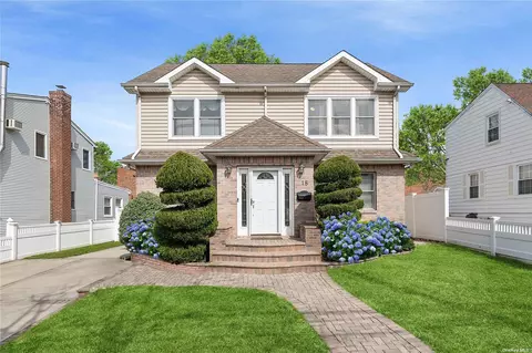 18 Avalon Rd, Hewlett, NY 11557