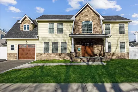 215 Lee Ave, Hicksville, NY 11801