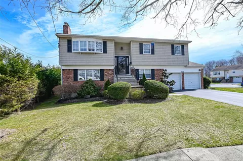 7 Cherry Dr E, Plainview, NY 11803
