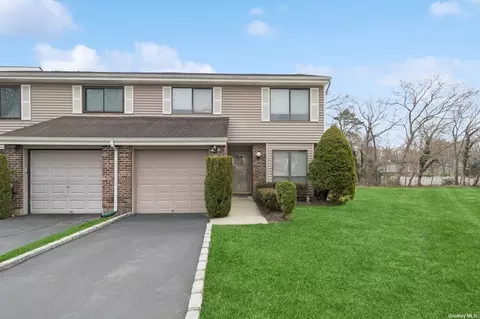 242 Pond View Ln #242, Smithtown, NY 11787